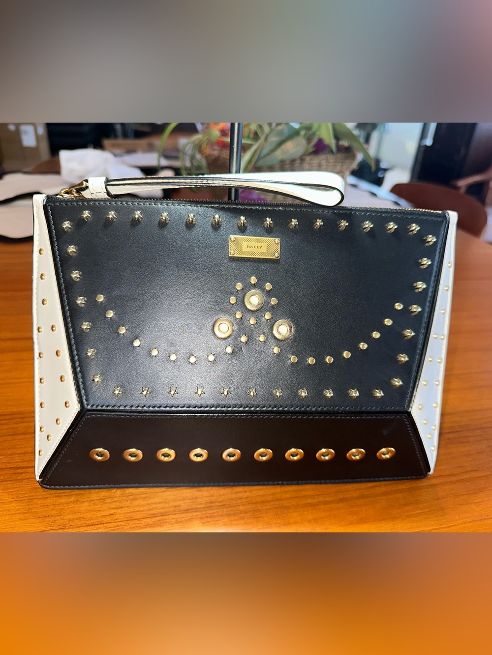 🖤🤍 Rare Bally Studded Leather Wristlet Clutch • Made in Italy • Mint Condition - Picture 10 of 12